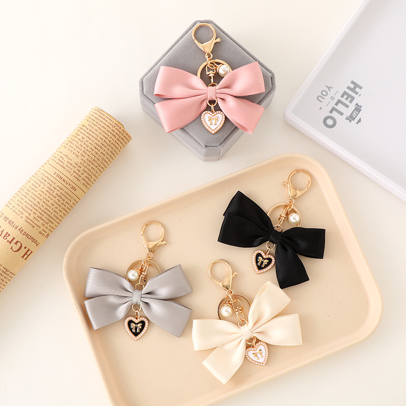 Women'S Ysl Fashion - จี้ริบบิ้นผ้าผูกโบว์ ดีไซน์ทันสมัยและใช้งานได้หลากหลายสำหรับผู้หญิง ของตกแต่งกระเป๋าน่ารัก พวงกุญแจ ของขวัญสำหรับใช้ในชีวิตประจำวัน ของขวัญสำหรับงานปาร์ตี้